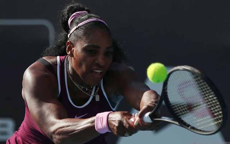 Serena Williams saat menghadapi rekannya sesama petenis AS, Amanda Anisimova, di semifinal turnamen Auckland Classic di Auckland pada 11 Januari 2020. (Photo by MICHAEL BRADLEY / AFP) (AFP/MICHAEL BRADLEY)