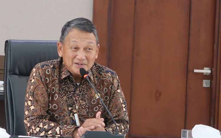 Menteri Energi dan Sumber Daya Mineral (ESDM) Arifin Tasrif dalam konferensi pers terkait harga bahan bakar minyak di Kantor Kementerian ESDM, Jakarta, Jumat (26/8/2022). (ANTARA/Sugiharto Purnama)