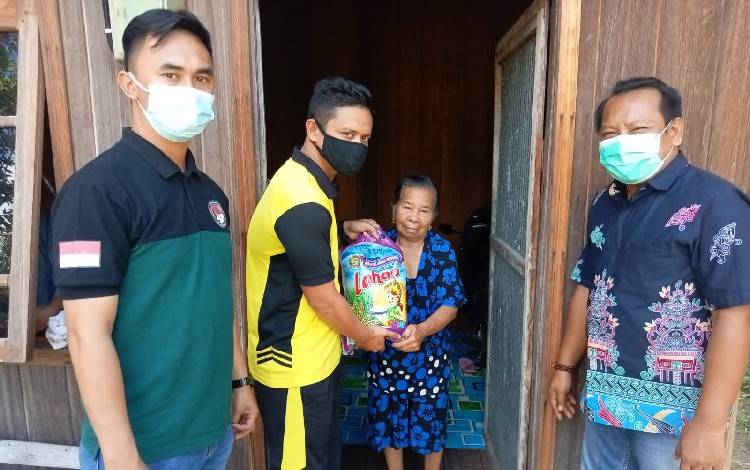 Anggota Satuan Reserse Narkoba Polres Gunung Mas saat membagikan sembako kepada warga di Desa Petak Bahandang Kecamatan Kurun pada Jumat 26 Agustus 2022. (FOTO: SATRES NARKOBA POLRES GUNUNG MAS) 