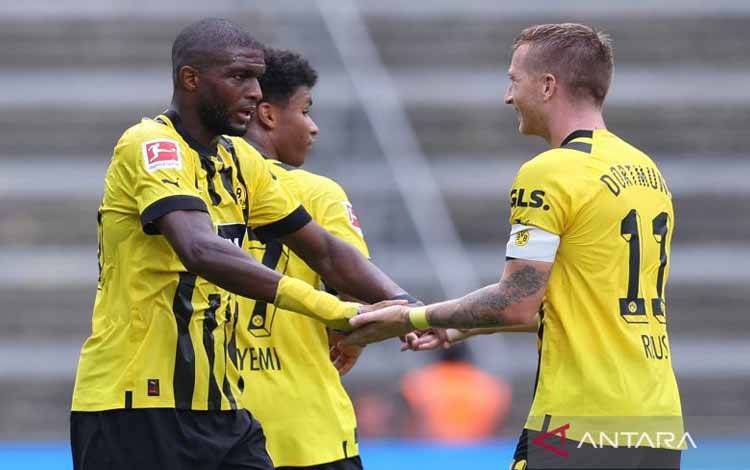 Penyerang Dortmund Anthony Modeste (kiri) melakukan selebrasi setelah mencetak gol ke gawang Hertha Berlin dalam pertandingan Bundesliga pada 27 Agustus 2022. ANTARA/AFP/RONNY HARTMANN