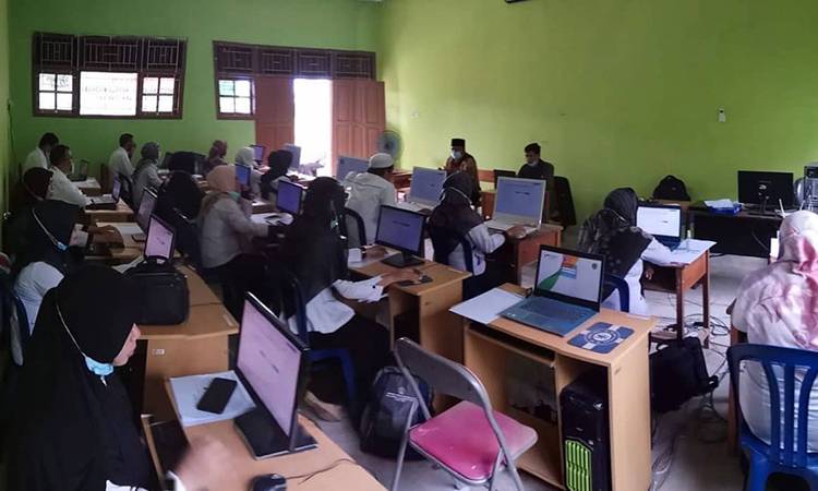Sejumlah penyuluh agama di Kantor Kemenag Kabupaten Lamandau tengah mengikuti pelatihan memanfaatkan media sosial. (FOTO : HENDI NURFLAH)