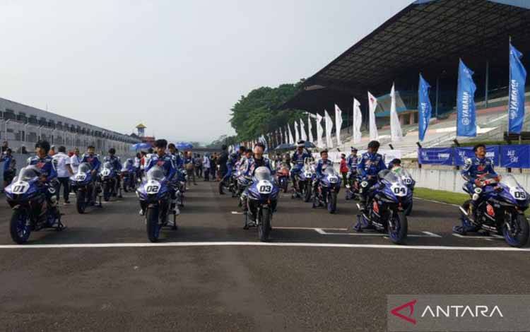 Para pebalap bersiap untuk mengaspal dalam seri kedua Idemitsu bLU cRU Yamaha Sunday Race 2022 di Sirkuit Internasional Sentul, Bogor, Jawa Barat, Minggu (28/8/2022). (ANTARA/Muhammad Ramdan)