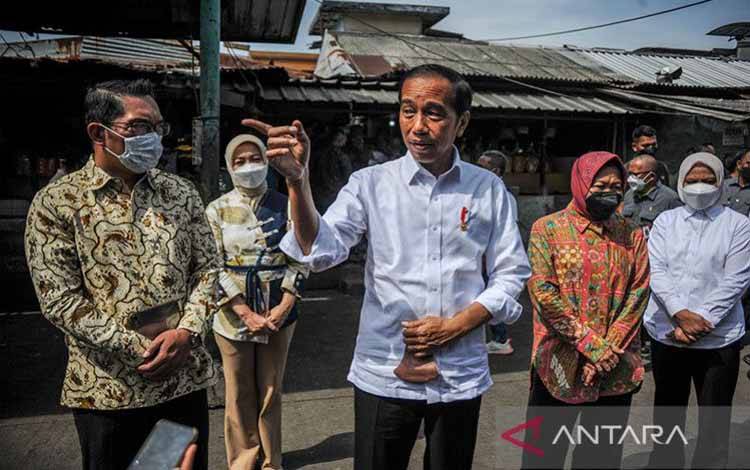Presiden Joko Widodo (tengah) memberikan keterangan kepada awak media usai melakukan kunjungan di Pasar Cicaheum Bandung, Jawa Barat, Minggu (28/8/2022). Dalam kunjungan kerjanya tersebut, Presiden Joko Widodo juga membagikan bantuan kepada pedagang Pasar Cicaheum. ANTARA FOTO/Raisan Al Farisi/foc.