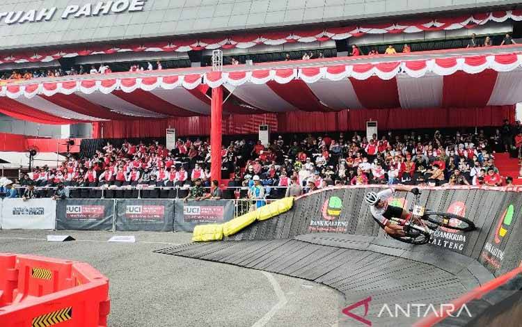 Kualifikasi 'Men Elite' UCI MTB Eliminator World Cup 2022 seri ke-8 di Kota Palangka Raya, Kalimantan Tenagah, Minggu, (28/8/2022). (ANTARA/Muhammad Arif Hidayat)