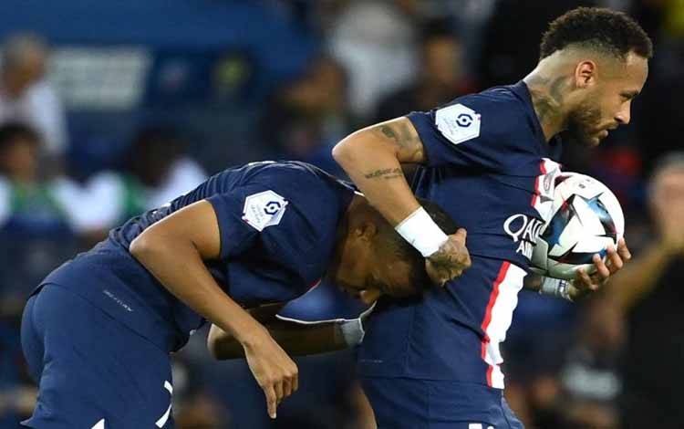Pemain Paris Saint-Germain Neymar (kanan) melakukan selebrasi gol bersama rekan setim Kylian Mbappe dalam pertandingan Ligue 1 Prancis antara Paris-Saint Germain dan AS Monaco di Stadion Parc des Princes di Paris pada 28 Agustus 2022. (ANTARA/AFP/FRANCK FIFE)