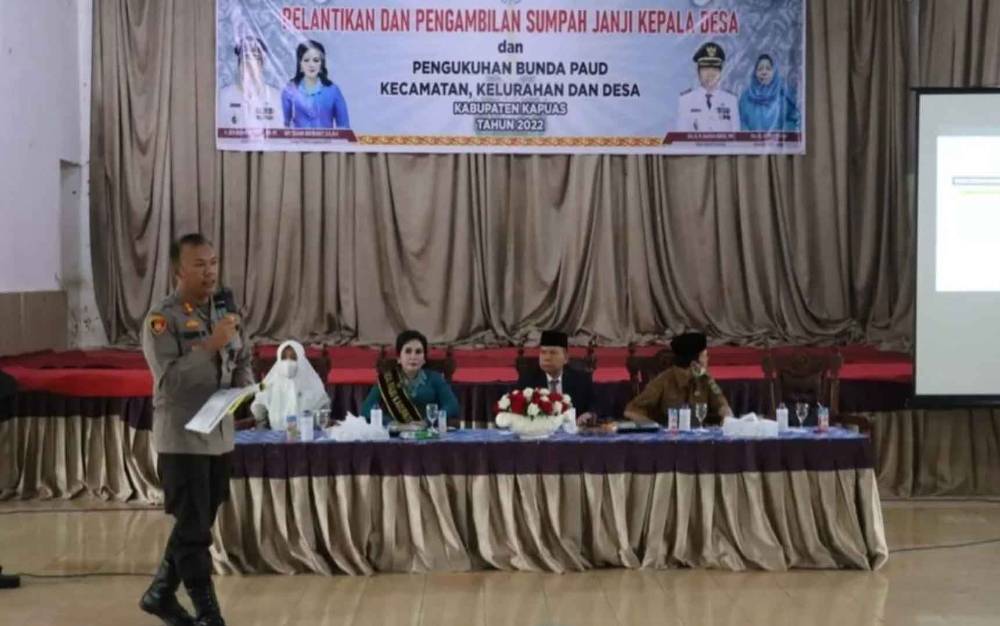 Kapolres Kapuas, AKBP Qori Wicaksono saat berikan pembekalan kepada kades terpilih yang baru dilantik, Senin, 29 Agustus 2022. (FOTO: POLRES KAPUAS)