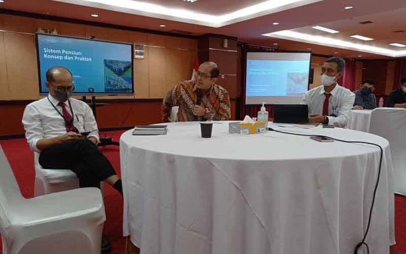 Direktur Jenderal Anggaran Kementerian Keuangan (Kemenkeu) Isa Rachmatarwata (tengah) dalam media briefing di Jakarta, Senin (29/8/2022). (FOTO :  ANTARA/Sanya Dinda)