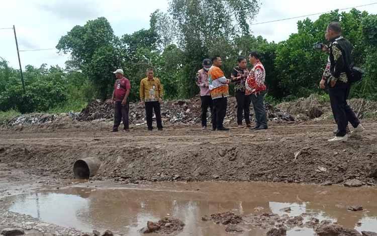 Bupati Kotim Halikinnor saat meninjau perbaikan sementara Jalan Lingkar Selatan
