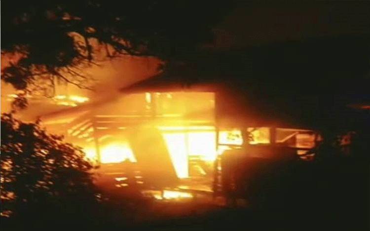 Api membakar eks gudang mebel di Desa Pamait. (FOTO : URIUTU DJAPER)