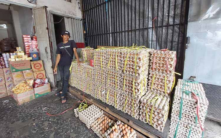 Pedagang telur ayam ras di Kota Kuala Kapuas, Selasa, 30 Agustus 2022. (FOTO: DODI)