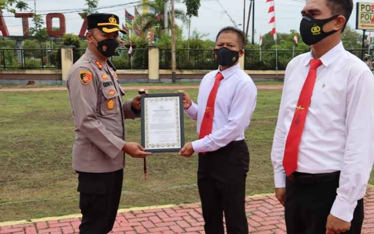 Kapolres Kapuas AKBP Qori Wicaksono saat berikan penghargaan kepada personel berprestasi, Selasa, 30 Agustus 2022. (FOTO: POLRES KAPUAS)