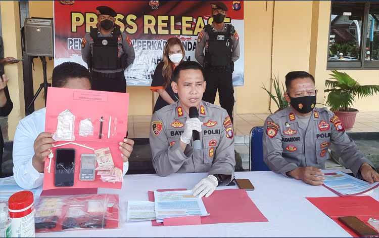 Kapolres Kobar AKBP Bayu Wicaksono memimpin jumpa pers pengungkapan kasus narkotika