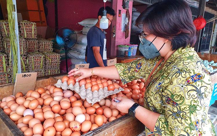 Pedagang telur di sebuah pasar di Palangka Raya.(FOTO: AGUS)