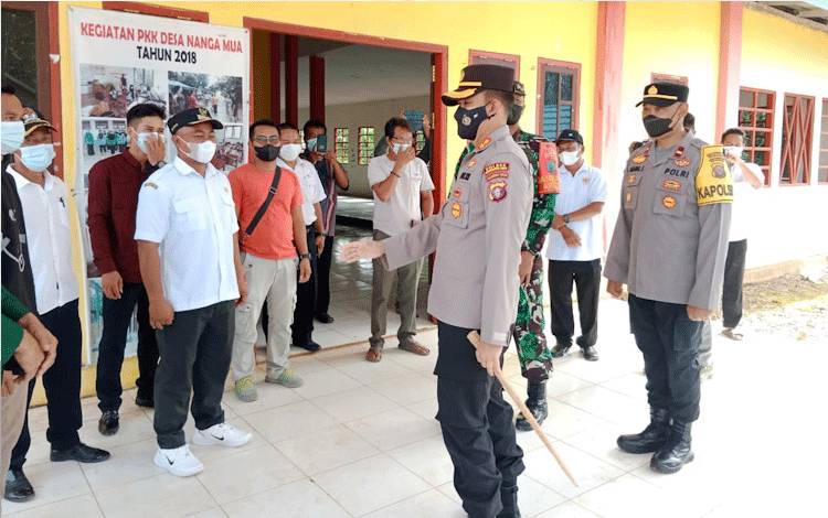 Kapolres Kobar AKBP Bayu Wicaksono saat mengunjungi Desa Nanga Mua. Kecamatan Aruta, Rabu, 31 Agustus 2022.