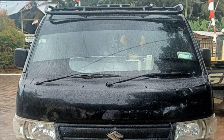 Mobil pikap yang digunakan pelaku pencurian buah sawit yang ditangkap oleh sekuriti PT. SINP Kecamatan Aruta, 29 Agustus 2022. (FOTO: YUDHA)
