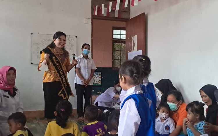 Bunda Literasi Kabupaten Gunung Mas Mimie Mariatie Jaya S Monong saat sedang membacakan cerita untuk sejumlah peserta didik di Taman Kanak-kanak (TK) Sinar Kasih Kuala Kurun pada Rabu 31 Agustus 2022. (FOTO: IST)
