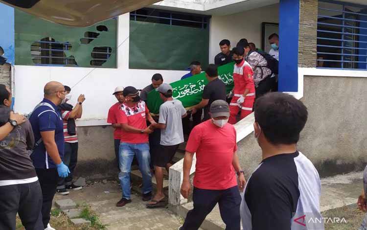 Petugas PMI dan ofisial Persib membawa jenazah asisten tim Persib Bandung Zulkarnaen di mes Lapangan Sidolig, Kota Bandung, Jawa Barat, Rabu (31/8/2022). (ANTARA/Bagus Ahmad Rizaldi)