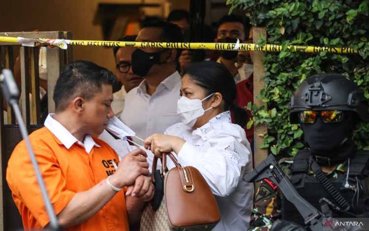 Tersangka Irjen Pol Ferdy Sambo (kiri) bersama Istrinya, tersangka Putri Candrawathi (kanan) keluar dari rumah dinasnya yang menjadi TKP pembunuhan Brigadir J, di Jalan Duren Tiga Barat, Kompleks Polri Duren Tiga, Jakarta, Selasa (30/8/2022). Kepolisian melakukan rekonstruksi dugaan pembunuhan Brigadir Yoshua di rumah pribadi dan rumah dinas Irjen Ferdy Sambo. ANTARA FOTO/Asprilla Dwi Adha/foc.