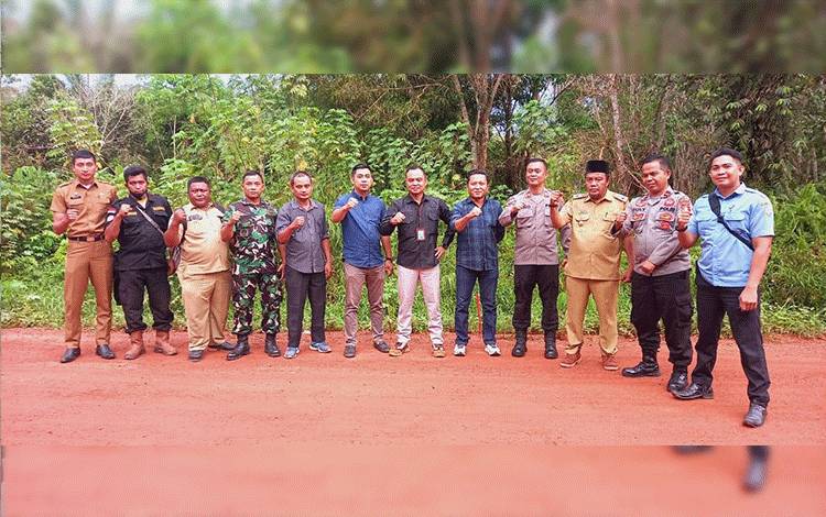 Ketua Komisi IV DPRD Muhammad Kurniawan Anwar (kemeja biru) dan Wakil Ketua Komisi III DPRD Dadang Siswanto (Kotak-kotak biru) berfoto bersama usai rapat pembahasan peningkatan jalan poros Tanah Mas, Selasa (30/8/2022).
