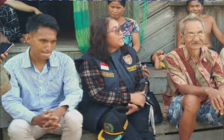 Wakil Ketua Komisi I DPRD Kalteng, Kuwu Senilawati (tengah) ketika berbincang dengan warga desa Tumbang Langgah saat reses. (FOTO: DOK. RESES KUWU SENILAWATI)