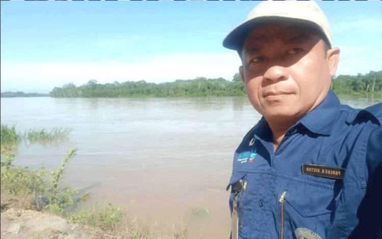 Camat Pulau Malan, Paulus H Viktor berada di sekitar Sungai Katingan wilayah Desa Buntut Bali yang menunjukkan banjir kiriman belum sampai di wilayah itu, Kamis, 1 September 2022.
