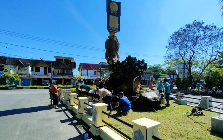 Aksi bersih-bersih warga kelurahan langkai mempercantik piala Adipura. (FOTO: SRI WANTI)