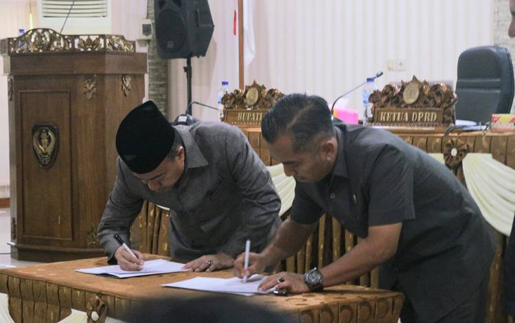 Bupati Seruyan dan Ketua DPRD Seruyan menandatangani nota kesepakatan bersama KUA-PPAS APBD Tahun 2023 (FOTO: TIM PUBLIKASI DPRD SERUYAN).