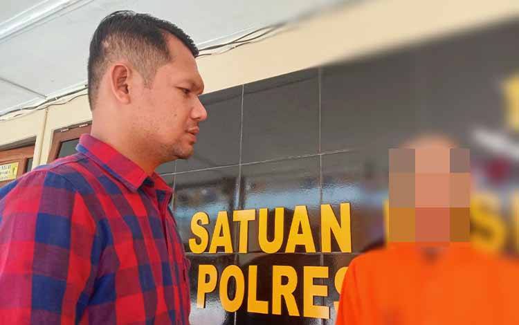 Kasatreskrim Polresta Palangka Raya Kompol Ronny M Nababan mengintrogasi pelaku, Kamis, 1 September 2022. (FOTO : PARLIN TAMBUNAN).