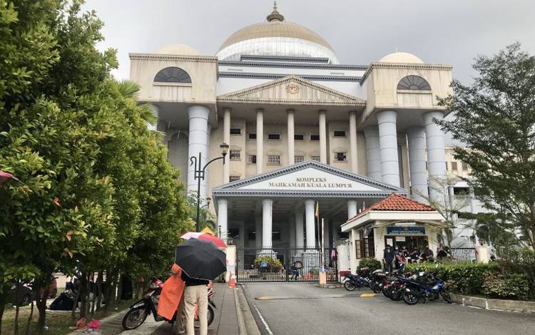 Suasana di luar gerbang utama Pengadilan Tinggi saat sidang putusan dugaan suap istri mantan Perdana Menteri Najib Razak berlangsung di Kuala Lumpur, Malaysia, Kamis (1/9/2022). ANTARA/Virna P Setyorini