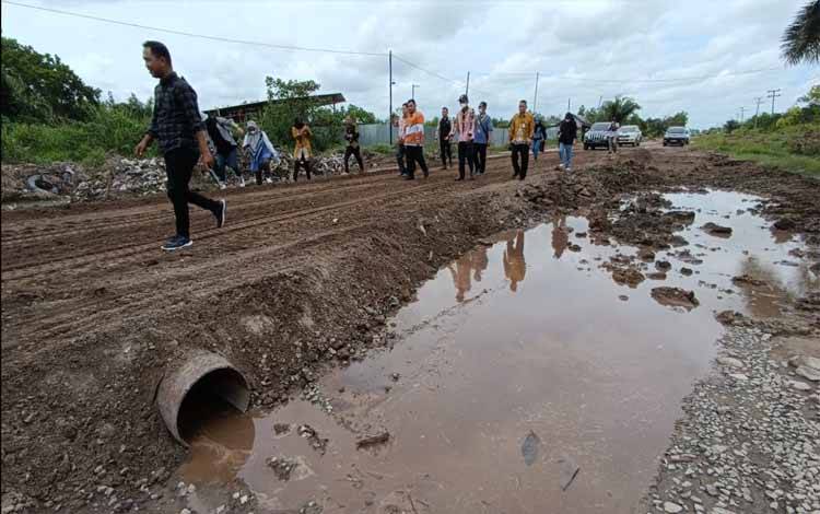 Bupati Kotim Halikinnor saat memantau perbaikan Jalan Lingkar Selatan didampingi Sekda Kotim Fajrurrahman