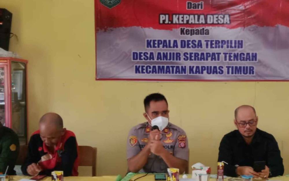 Kapolsek Kapuas Timur Iptu Eko Sutrisno saat berikan sambutan dan pesan kamtibmas di sertijab kades Anjir Serapat Tengah. (FOTO: IST)