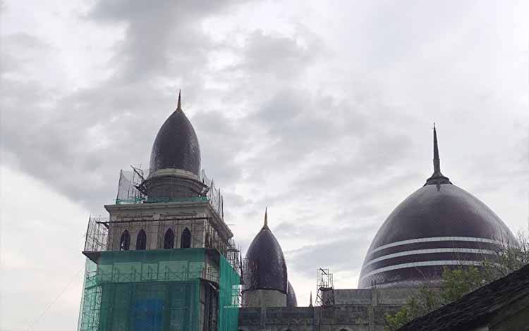 Pembangunan Masjid Kubah Kecubung di Jalan RTA Milono. Pengamat menilai masjid bisa diintegrasikan dengan ruang publik. (FOTO: HERMAWAN)