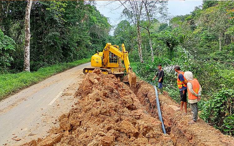 Pekerjaan penggalian saluran pipa untuk pengembangan jaringan distribusi dan sambungan rumah Sistem Penyediaan Air Minum atau SPAM di Kecamatan Patangkep Tutui. (FOTO: BOLE MALO)