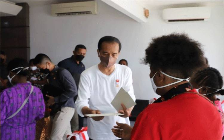 Presiden Joko Widodo meninjau penyaluran BLT BBM tahap satu di Kantor Pos Sentani, Kabupaten Jayapura, Papua, Rabu (31/8/2022). (ANTARA/ HO-Kementerian Sosial RI)