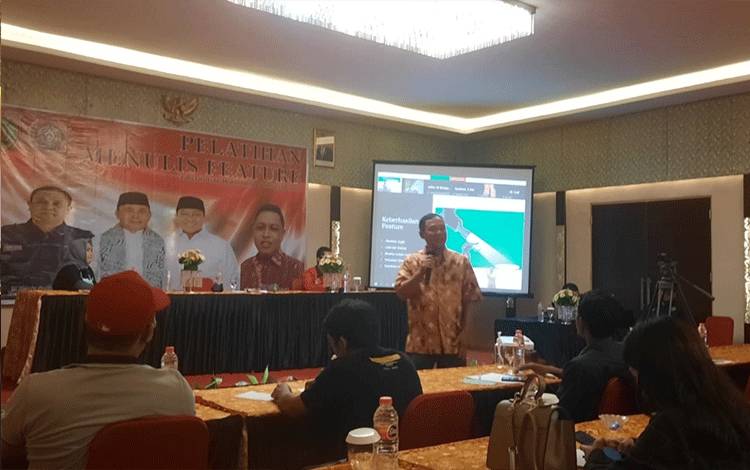 Pelatihan menulis feature PWI Kalimantan Tengah di Hotel Aurila Palangka Raya Sabtu 3 September 2022. (FOTO: HERMAWAN)