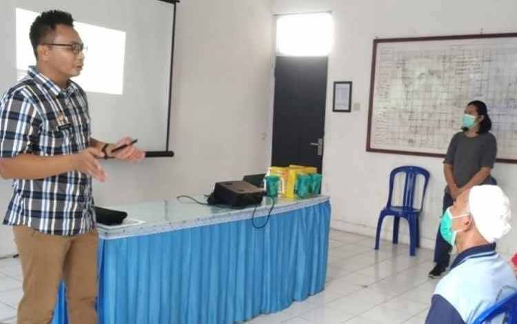 Dokter Rutan Kapuas saat memberikan penyuluhan kesehatan kepada WBP Lansia pada Sabtu, 3 September 2022. (FOTO: IST)