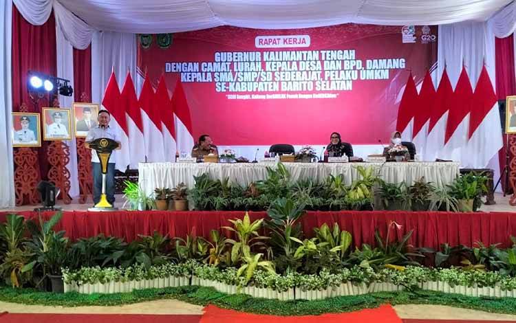 Gubernur Kalimantan Tengah, Sugianto Sabran saat rapat kerja bersama Camat, Kades, Kepala sekolah dan pelaku UMKM di Barito Selatan. (FOTO: URIUTU DJAPER)