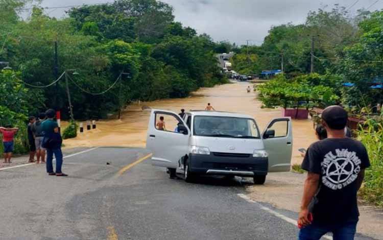Banjir menggenangi jalan umum di Kelurahan Tewah, Kecamatan Tewah, Kabupaten Gunung Mas, Sabtu (3/9/2022). ANTARA/Dokumentasi pribadi
