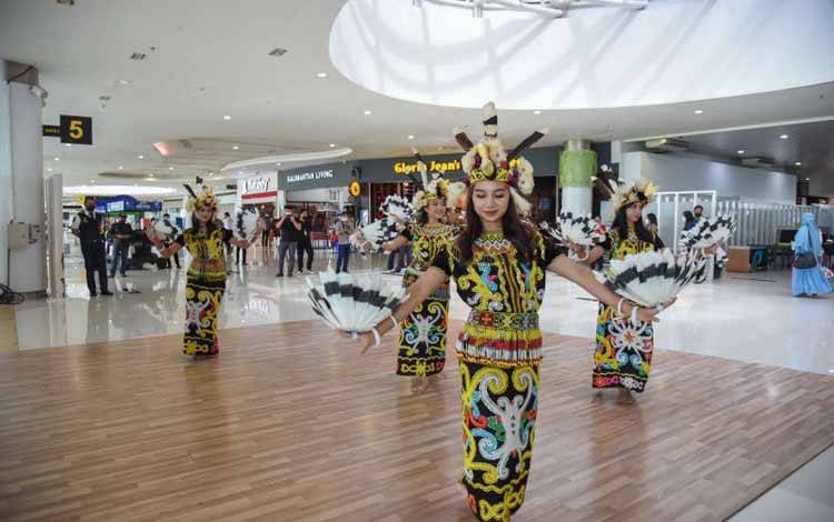 Hiburan seni yang disuguhkan PT Angkasa Pura I (Persero) untuk para penumpang pesawat di bandara. (AP I)
