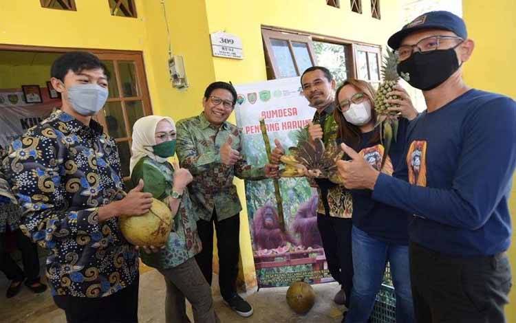 Mendes PDTT Abdul Halim Iskandar (ketiga kiri) saat berkunjung ke Pulang Pisau, Kalimantan Tengah, Jumat (2/9/2022). ANTARA/HO-Kemendes PDTT