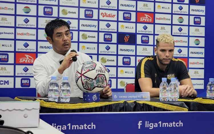 Pelatih Dewa United Nil Maizar (kiri) didampingi pemain Karim Rossi (kanan) berbicara pada sesi konferensi pers seusai pertandingan menghadapi PSS Sleman pada pekan ke-8 Liga 1 Indonesia di Stadion Indomilk Arena, Tangerang, Minggu (4/9/2022). (ANTARA/Aldi Sultan)