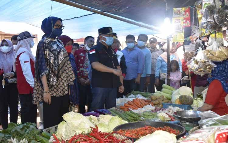 Gubernur Kalteng, Sugianto Sabran saat meninjau pasar tradisional di Kabupaten Barito Timur (FOTO : ASEF MMC KALTENG) 