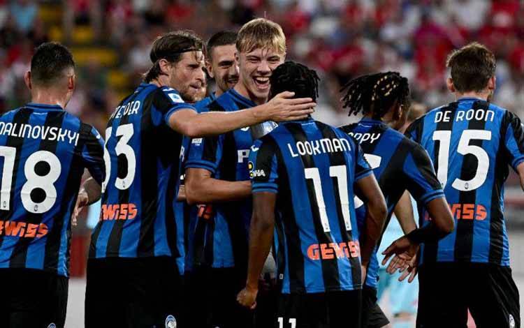 Penyerang Atalanta Rasmus Hojlund (tengah) merayakan golnya bersama rekan-rekan satu tim dalam pertandingan Serie A Italia antara Monza dan Atalanta di Stadion U-Power di Monza pada 5 September 2022. ANTARA/AFP/MIGUEL MEDINA.
