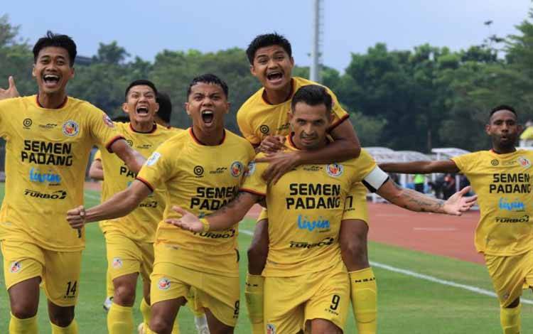 Pemain Semen Padang FC merayakan gol saat menghadapi Sriwijaya FC (ANTARA/ HO MO Semen Padang FC)