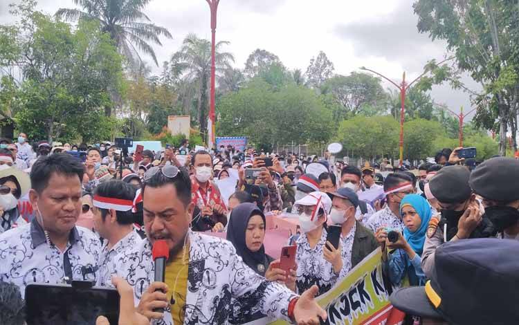 Aksi damai di depan Kantor Dinas Pendidikan Provinsi Kalimantan Tengah (FOTO : NOPRI) 