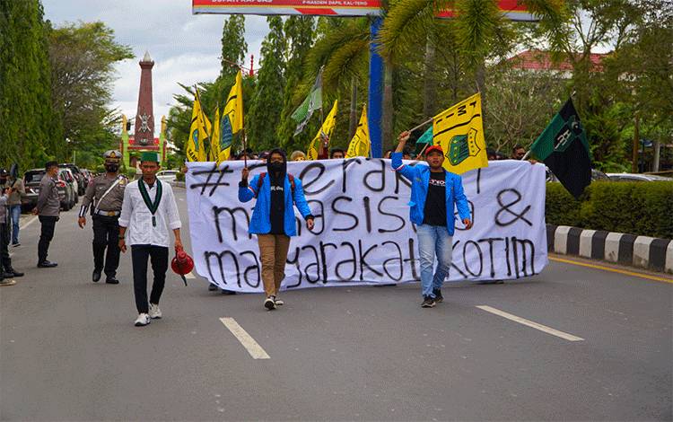Aksi demonstrasi mahasiswa di Sampit berjalan menuju kantor DPRD Kotim, Selasa, 6 September 2022. (FOTO: M ANDHIKA)