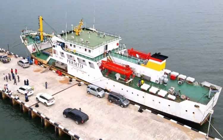 Salah satu kapal sedang bersandar di pelabuhan Teluk Segintung, Kuala Pembuang. Sementara kunjungan kapal di pelabuhan wilayah Kalteng bulan Juli 2022 naik dibanding kunjungan pada Juni 2022. (FOTO: ISTIMEWA)