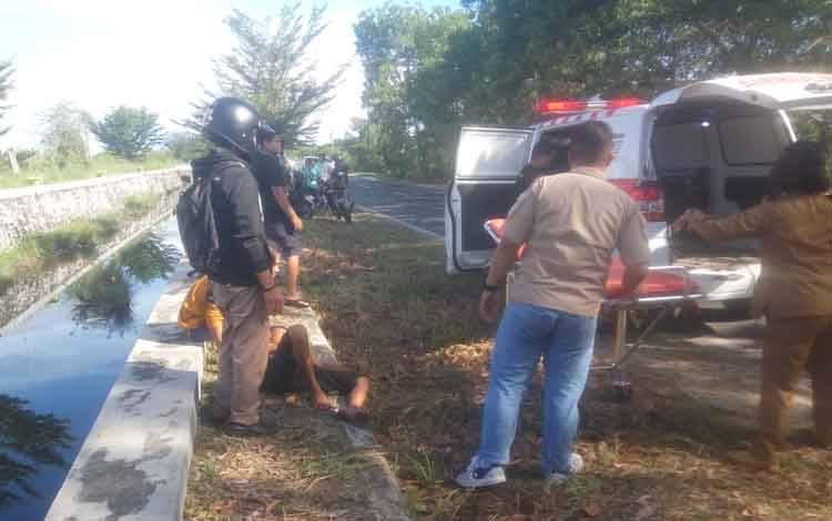 Korban saat di evakuasi oleh masyarakat dan satpol pp kota Palangka Raya ke Rumah Sakit dengan Ambulan.(FOTO : Agus Fataroni M)
