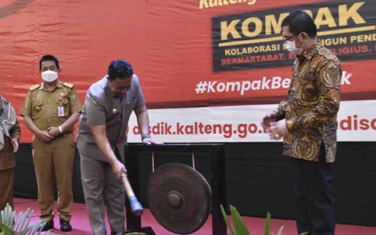 Wagub Kalteng H Edy Pratowo membuka sosialisasi pengelolaan dana BOSDA BERKAH bertempat di M Bahalap Hotel Palangka Raya, Selasa, 6 September 2022. (FOTO: MMC KALTENG/ASEF)