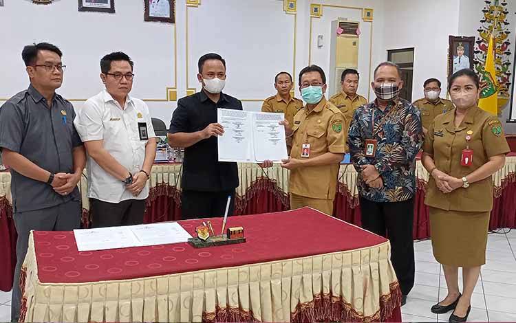 Penandatanganan berita acara persetujuan bersama antara pemerintah daerah dan DPRD Barito Timur atas Raperda tentang Penyertaan Modal Pemkab Barito Timur pada Bank Kalteng, Selasa, 6 September 2022. (FOTO: BOLE MALO)